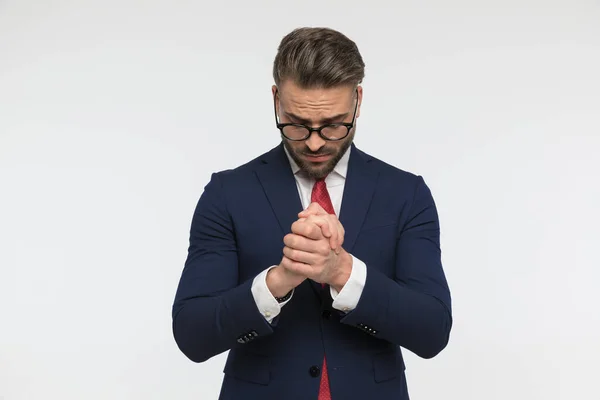 Elegante Joven Hombre Negocios Con Gafas Mirando Hacia Abajo Tomados — Foto de Stock