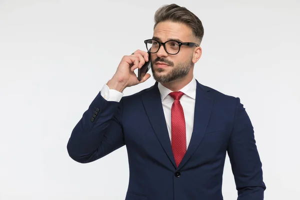 Geschäftiger Geschäftsmann Mit Brille Der Telefon Spricht Und Vor Weißem — Stockfoto