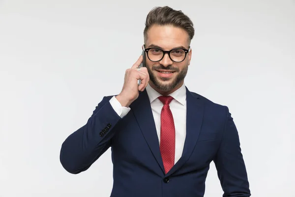 Retrato Hombre Negocios Feliz Con Gafas Hablando Por Teléfono Sonriendo —  Fotos de Stock