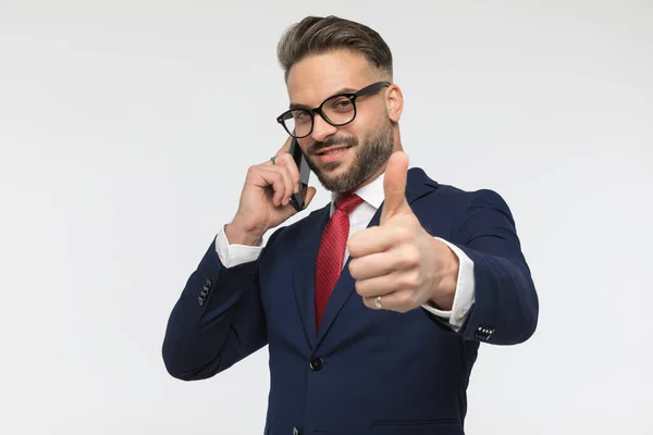 Elegant Man Talar Telefonen Och Göra Tummen Upp Gest Samtidigt — Stockfoto
