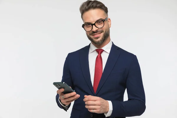 Jovem Feliz Com Óculos Segurando Telefone Lendo Mails Frente Fundo — Fotografia de Stock