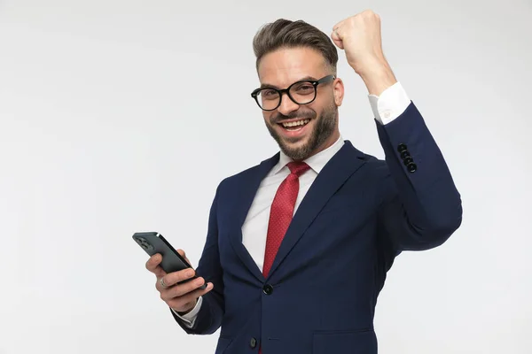 Retrato Hombre Negocios Guapo Leyendo Correos Electrónicos Celebrando Victoria Sobre — Foto de Stock