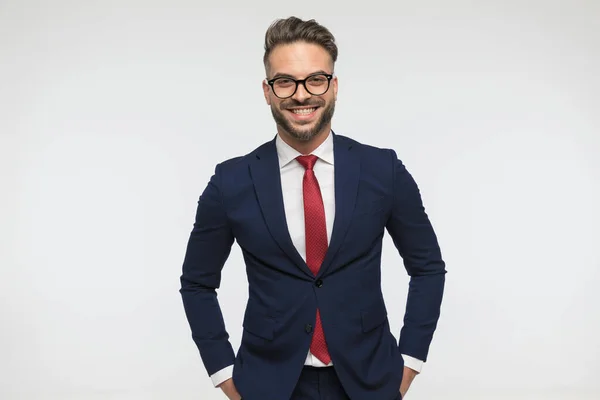 Hombre Negocios Entusiasta Con Las Manos Los Bolsillos Sonriendo Siendo — Foto de Stock