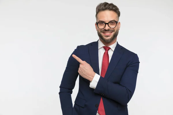 Jovem Empresário Feliz Com Óculos Apontando Dedo Lado Sorrindo Fundo — Fotografia de Stock