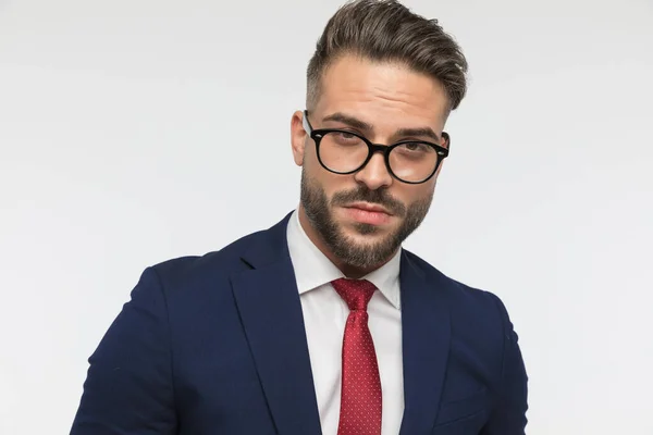 Hombre Negocios Barbudo Con Gafas Con Traje Elegante Con Corbata — Foto de Stock