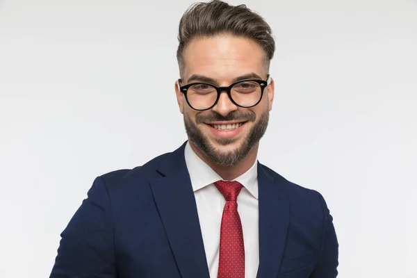 Retrato Hombre Feliz Traje Elegante Con Corbata Roja Con Gafas — Foto de Stock