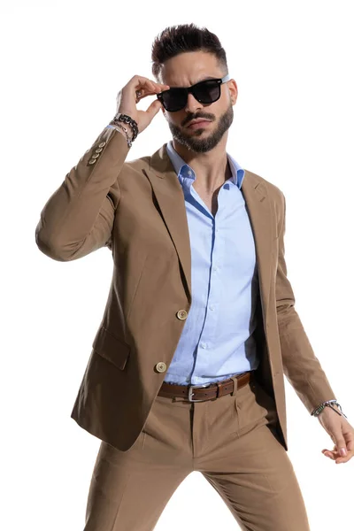 Retrato Sexy Hombre Negocios Barbudo Traje Marrón Ajustando Gafas Sol — Foto de Stock