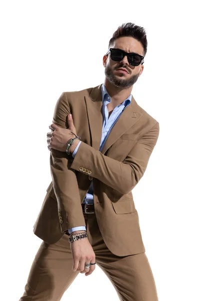 Porträtt Snygg Ung Man Kostym Hålla Armar Mode Pose Och — Stockfoto