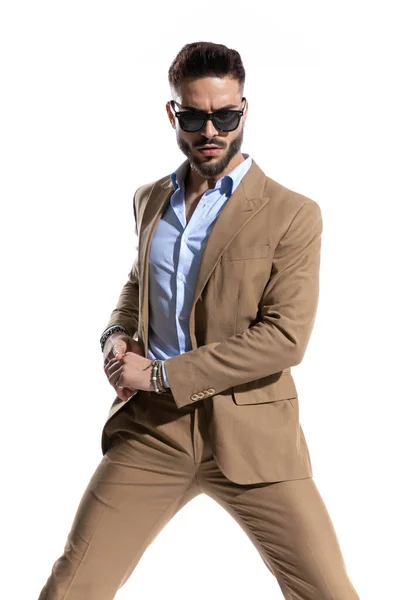 Ritratto Moda Uomo Elegante Abito Marrone Che Tiene Mano Posa — Foto Stock