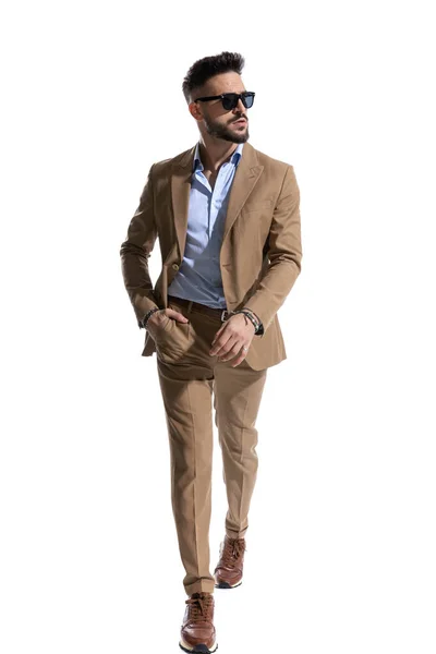 Ganzkörperbild Des Smarten Lässigen Mannes Anzug Der Zur Seite Schaut — Stockfoto
