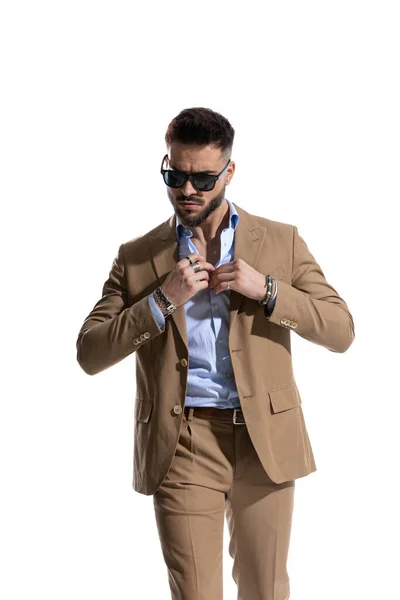 Arrogant Businessman Brown Suit Sunglasses Looking While Opening Shirt Walking — Stock Photo, Image