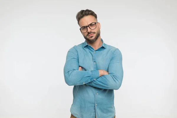 Sexy Casual Man Met Stoere Houding Kruisen Zijn Armen Het — Stockfoto