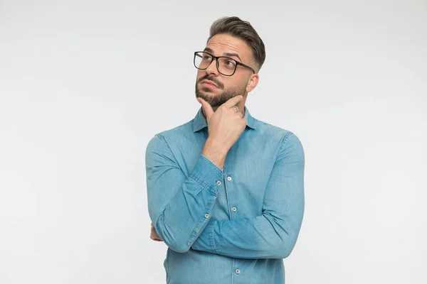 Young Casual Man Scratching His Chin While Thinking Ideea Gray — Stock Photo, Image