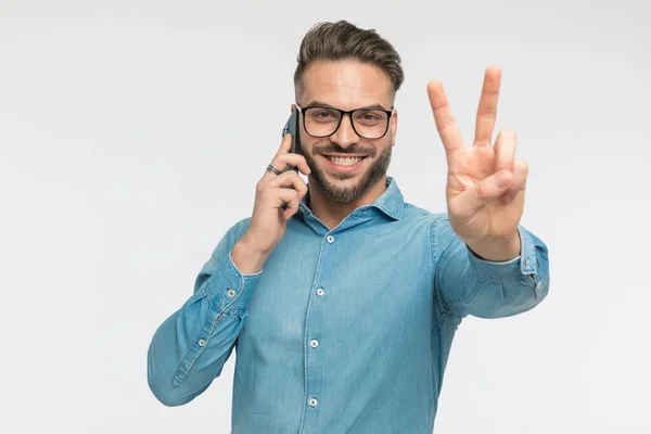 Gelukkig Casual Man Tonen Vrede Teken Chatten Telefoon Glimlachen Grijze — Stockfoto