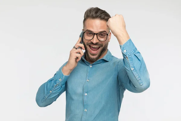 Attraktiv Casual Man Höra Lysande Nyheter Telefon Och Fira Framgång — Stockfoto