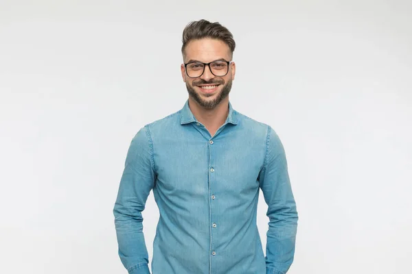 Lässiger Mann Mit Einem Breiten Lächeln Gesicht Trägt Eine Brille — Stockfoto