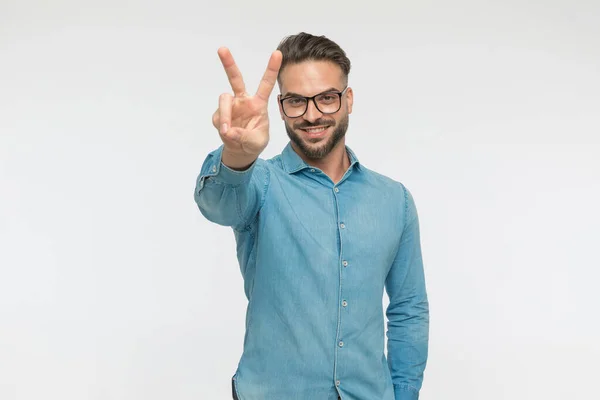 Hombre Casual Feliz Mostrando Signo Paz Sonriendo Usando Anteojos Sobre —  Fotos de Stock