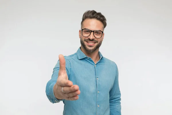 Attraente Uomo Casual Pronto Stringere Mani Con Sorriso Caldo Sul — Foto Stock