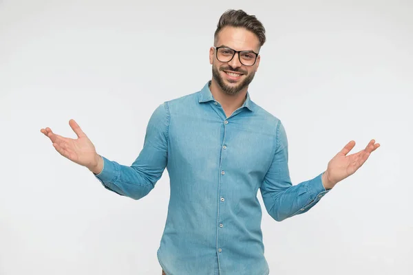 Bel Ragazzo Casual Che Saluta Braccia Aperte Ampio Sorriso Sul — Foto Stock