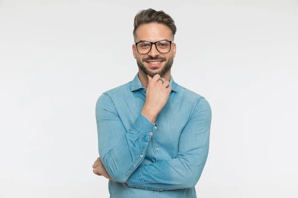 Hombre Casual Feliz Rascarse Barba Dar Una Gran Sonrisa Mientras — Foto de Stock