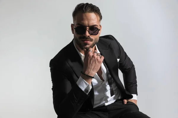 Retrato Feliz Hombre Elegante Con Gafas Sol Esmoquin Negro Con — Foto de Stock