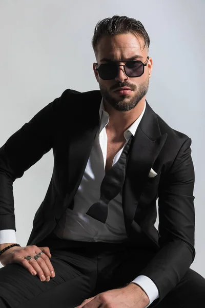 Recorte Imagem Homem Elegante Atraente Com Camisa Aberta Smoking Posando — Fotografia de Stock