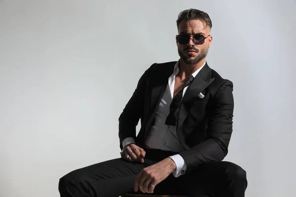 Arroganter Eleganter Bräutigam Schwarzen Smoking Mit Offenem Hemd Und Sonnenbrille — Stockfoto