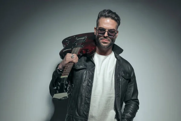 Rockero Sexy Sosteniendo Guitarra Eléctrica Espalda Posando Con Gafas Sol — Foto de Stock
