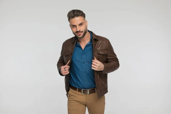 Attractive Young Guy Pulling Adjusting Brown Leather Jacket Being Confident — Stock Photo, Image