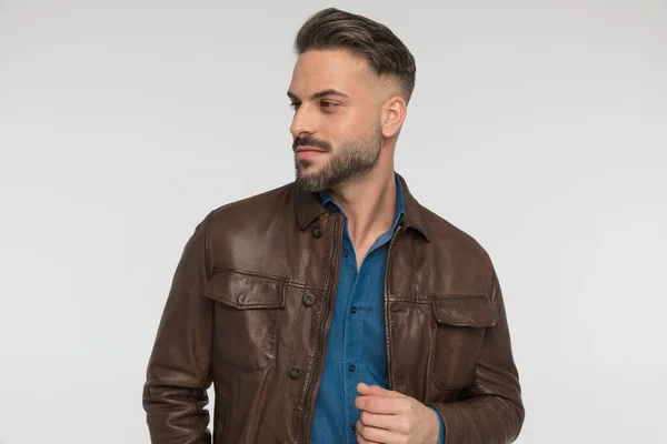 Bell Uomo Con Barba Vestito Casual Che Guarda Lato Sorridente — Foto Stock