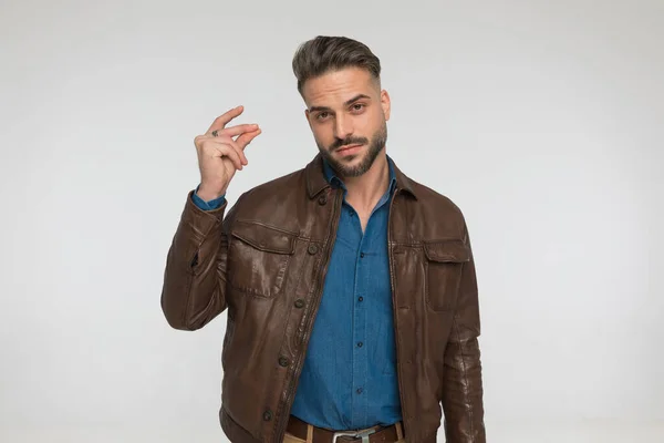 Portret Van Sexy Man Casual Outfit Houden Arm Lucht Knippen — Stockfoto