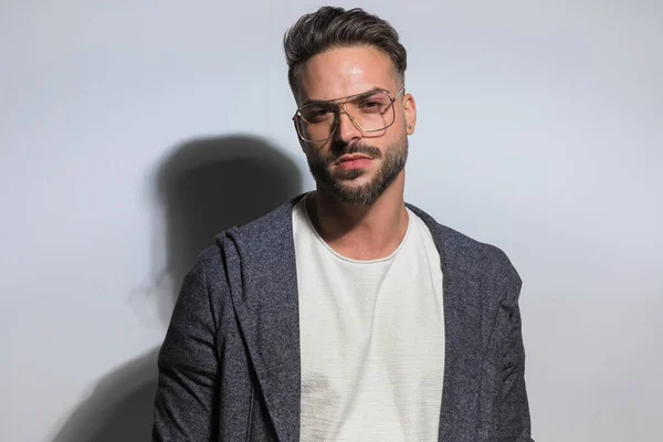 Beau Barbu Avec Des Lunettes Capuche Posant Manière Sérieuse Devant — Photo