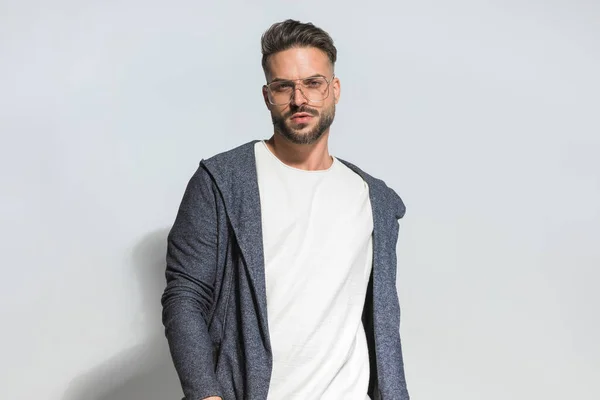 Portret Van Sexy Casual Guy Met Bril Dragen Hoodie Poseren — Stockfoto