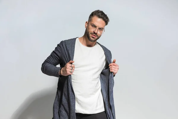 Atractivo Hombre Con Pelo Canoso Usando Gafas Tirando Ajustando Sudadera —  Fotos de Stock