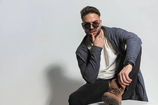 Sensuale Giovane Uomo Felpa Con Cappuccio Toccare Labbra Con Una — Foto Stock