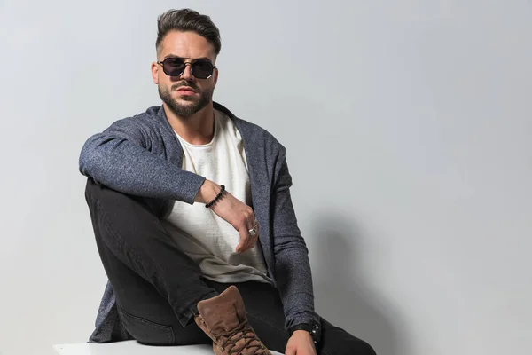 Bild Eines Selbstbewussten Mannes Kapuzenpulli Der Die Arme Cooler Pose — Stockfoto