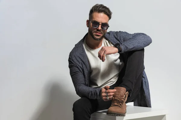 Attractive Young Man Sunglasses Holding Elbow Knee Posing Leg While — Stock Photo, Image