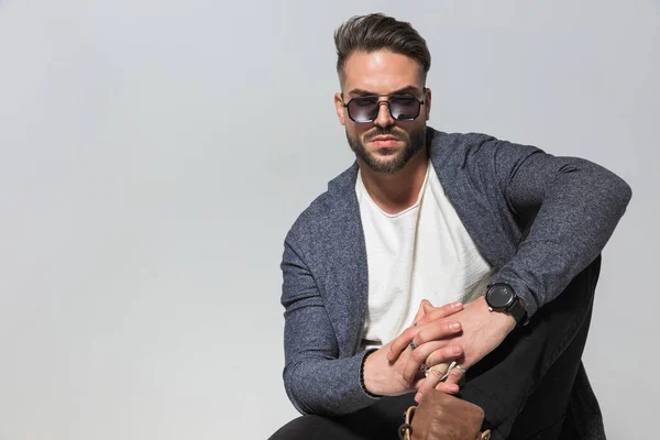 Homme Décontracté Arrogant Avec Des Lunettes Tenant Les Mains Ensemble — Photo