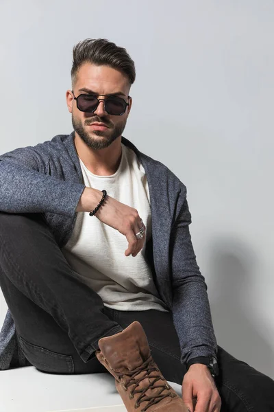 Cutout Picture Bearded Stylish Guy Hoodie Sunglasses Holding Leg Posing — Stock Photo, Image