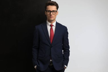 Siyah ve gri arka planda elleri ceplerinde zarif bir işadamı, iyi ve kötü kavramını gözler önüne seriyor.