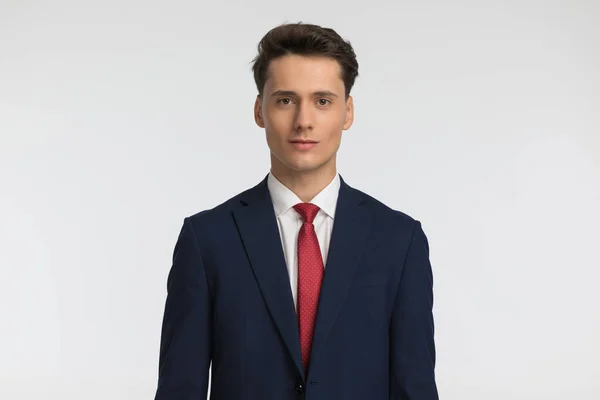 Porträtt Attraktiv Ung Affärsman Bär Marinblå Kostym Med Röd Slips — Stockfoto