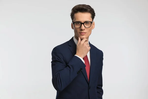 Porträtt Pensiv Elegant Man Marinblå Kostym Med Röd Slips Med — Stockfoto