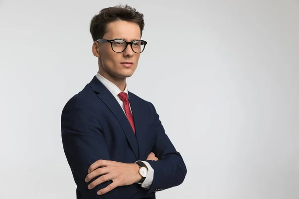 Portret Van Sexy Jonge Man Dragen Elegante Pak Oversteken Armen — Stockfoto