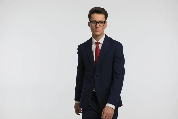 Elegante Giovane Uomo Con Abito Blu Navy Con Cravatta Rossa — Foto Stock