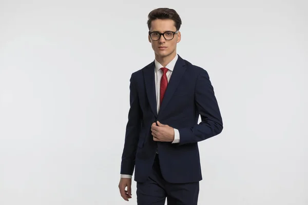 Joven Confiado Con Corbata Roja Gafas Abotonando Traje Azul Marino —  Fotos de Stock