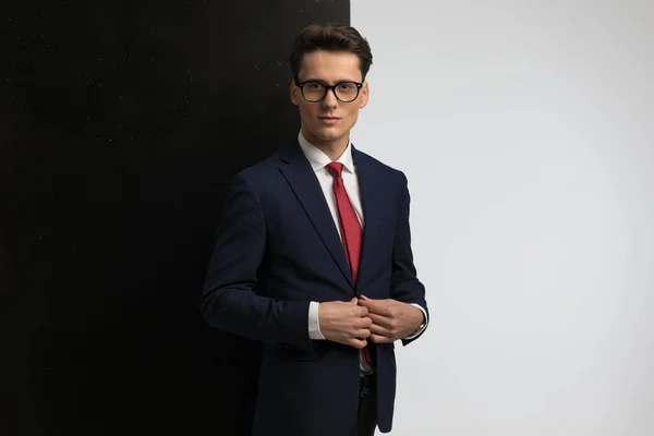 Glad Affärsman Med Glasögon Justera Marinblå Kostym Och Leende Poserar — Stockfoto
