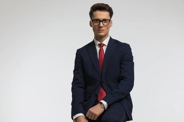 Ritratto Elegante Giovane Uomo Affari Vestito Blu Navy Seduto Posa — Foto Stock