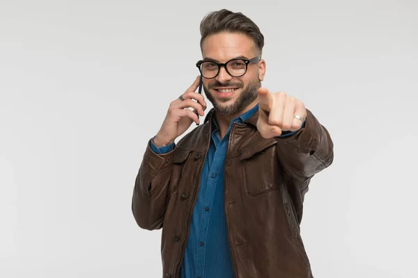 Bello Uomo Avendo Una Conversazione Telefono Puntando Dito Sorridente Essere — Foto Stock