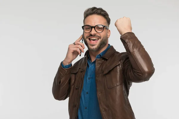 Giovane Eccitato Che Parla Telefono Tiene Pugno Alzato Celebra Vittoria — Foto Stock