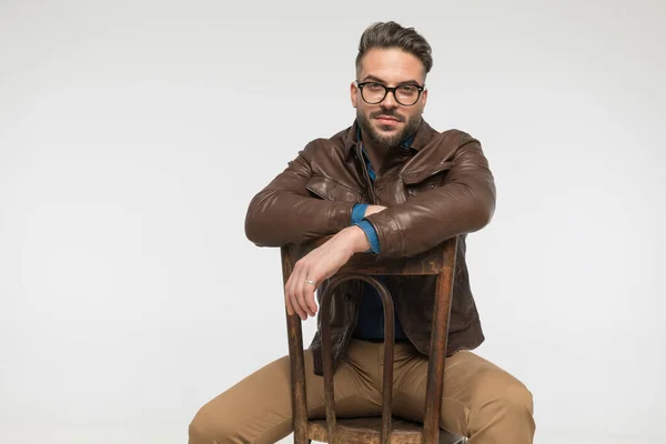 Attraktiver Bärtiger Mann Mit Armen Auf Stuhl Und Posiert Vor — Stockfoto